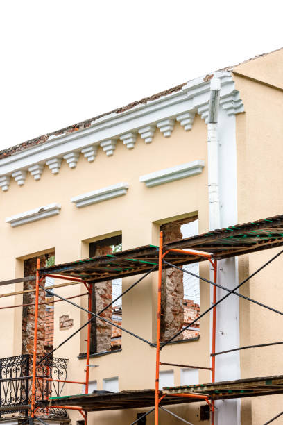 histórico edifício sob restauração do velho - restoring house scaffolding history - fotografias e filmes do acervo