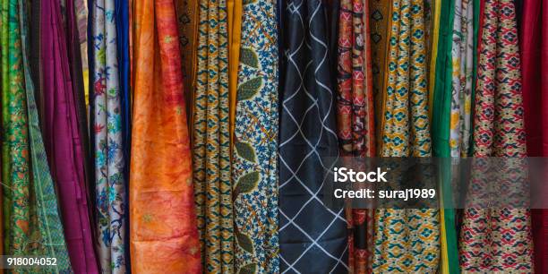 Colorido Sari Indio Tejido Textil Foto de stock y más banco de imágenes de Textil - Textil, India, Cultura hindú