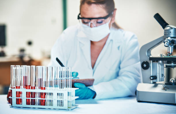 scientifique en vêtements de protection en laboratoire - blood sample photos et images de collection