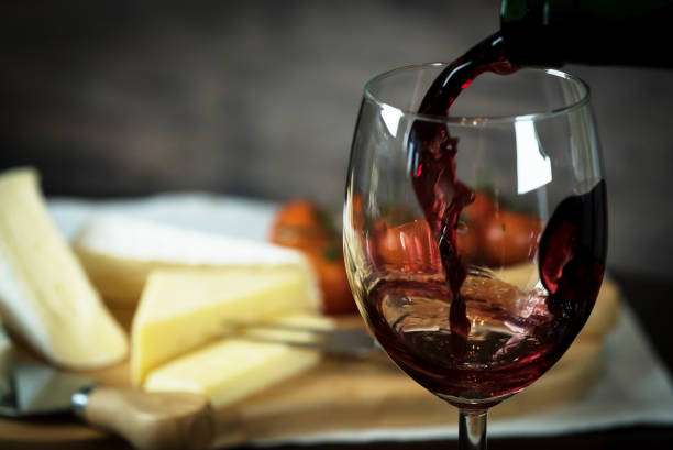 красное вино и сыр - wine glass appetizer bottle стоковые фото и изображения