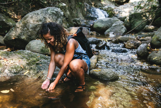 kobieta ciesząc się na zewnątrz wycieczka - lifestyles exploration freshness nature zdjęcia i obrazy z banku zdjęć