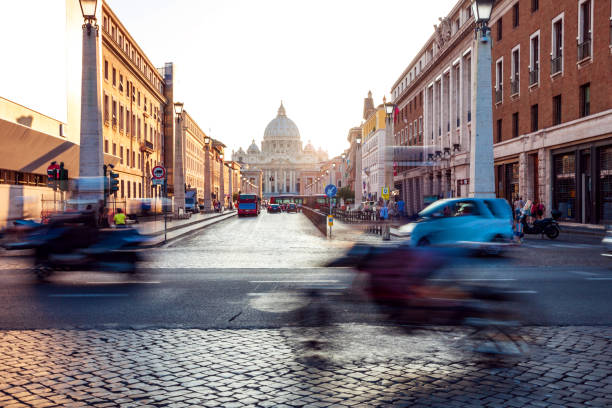 beau coucher de soleil à rome sur les vieilles rues pavées - rome italy lazio vatican photos et images de collection