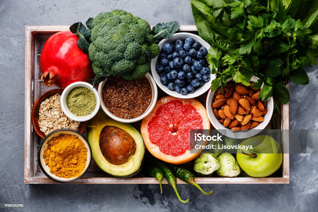 Alimentos saludables comer selección en caja de madera limpia - Foto de stock de Fruta libre de derechos