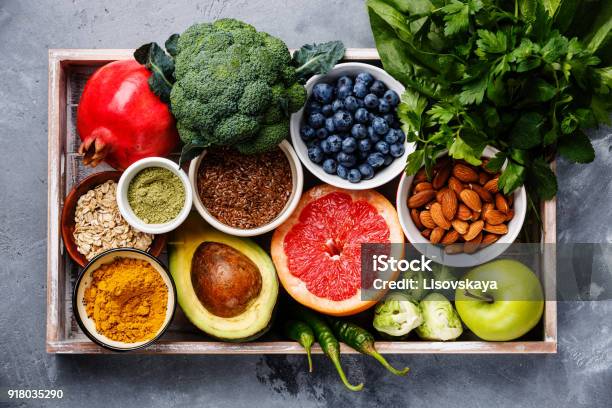 Alimentos Saludables Comer Selección En Caja De Madera Limpia Foto de stock y más banco de imágenes de Fruta