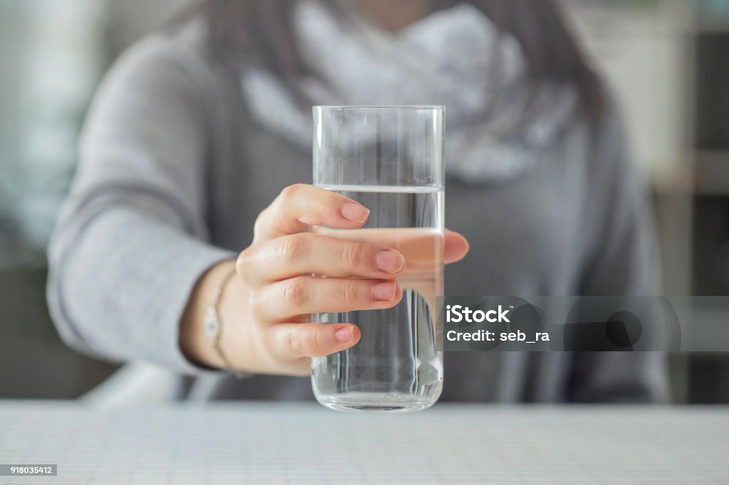 Frau hält Glas Wasser - Lizenzfrei Trinkglas Stock-Foto