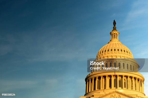 Photo libre de droit de Le Capitole Des Étatsunis Contre Le Ciel Bleu Washington Dc banque d'images et plus d'images libres de droit de Washington DC