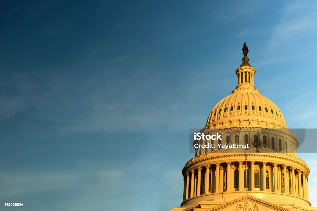 Il Campidoglio degli Stati Uniti contro Blue Sky, Washington DC - Foto stock royalty-free di Washington DC