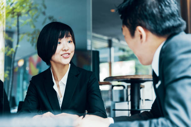 istock Cooperating with a colleague during a lunch break 918038924