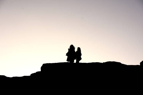 istock Silhouette of women on a cliff 918046990