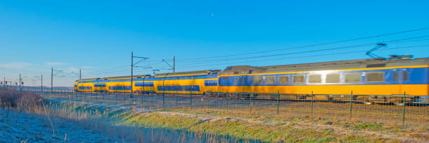 passare i treni sulle ferrovie attraverso la natura in inverno - 2786 foto e immagini stock