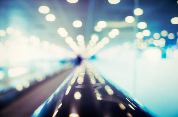 современный аэропорт абстрактный фон изображение - moving walkway escalator airport walking стоковые фото и изображения