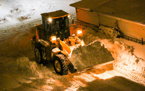 Traktor Rengör Snön Natt Rengöring Av Snö Med Bulldozer Efter Snöfall Hyveln Krattor Snön I Stora Högen På Natten Efter Våldsamma Blizzard-foton och fler bilder på Natt - iStock