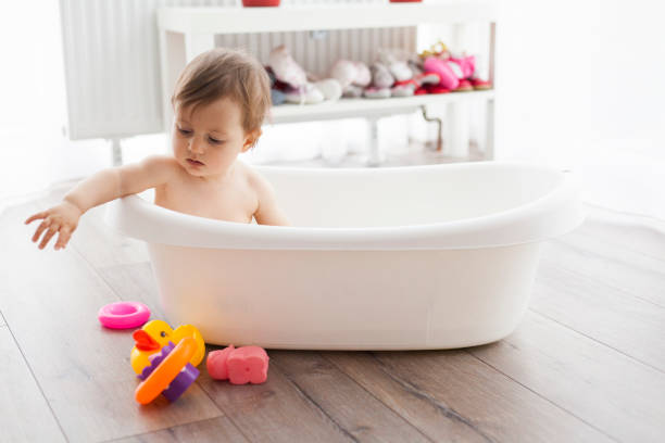 bambino che fa il bagno - bathtub child bathroom baby foto e immagini stock