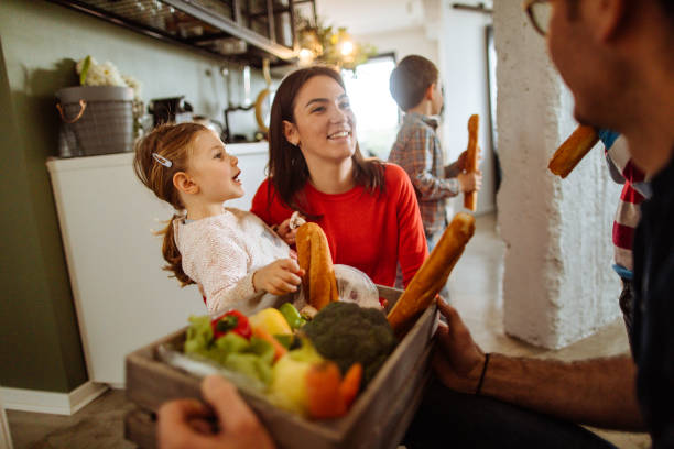 доставка продуктов от двери до двери - vegies vegetable basket residential structure стоковые фото и изображения