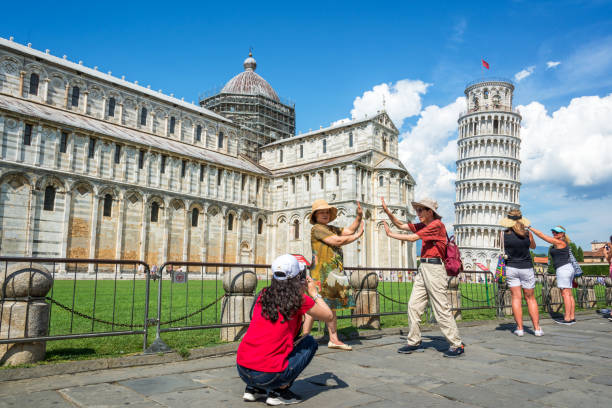 personas que tienen diversión y tomando fotos de la torre inclinada de pisa, en toscana, italia - leaning tower of pisa fotografías e imágenes de stock