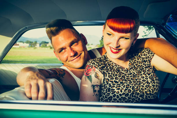 coppia rockabilly - car men sensuality couple foto e immagini stock
