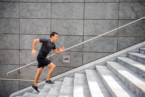 uomo sportivo che corre su per i gradini - scala di milano foto e immagini stock