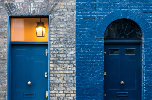 niebieskie drzwi mieszkalne - blue past architecture uk zdjęcia i obrazy z banku zdjęć