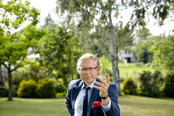 istock Gesticulate man in the garden 918080040