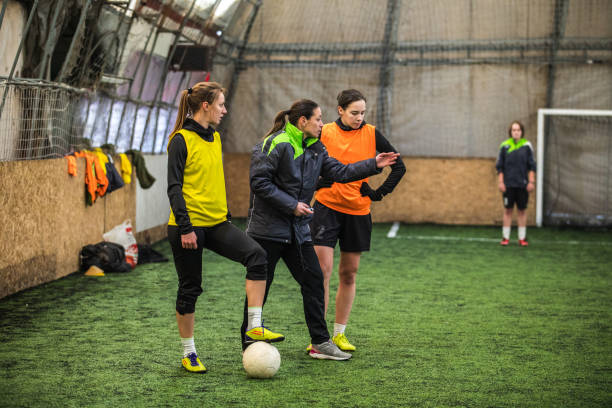 축구 코칭 - playing field sport friendship happiness 뉴스 사진 이미지