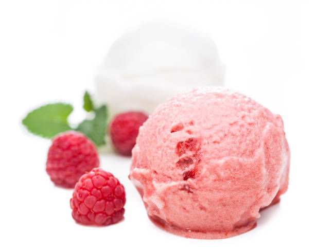две мерные ложки мороженого (лимон и малина) изолированы на белом фоне - raspberry ice cream close up fruit mint стоковые фото и изображения