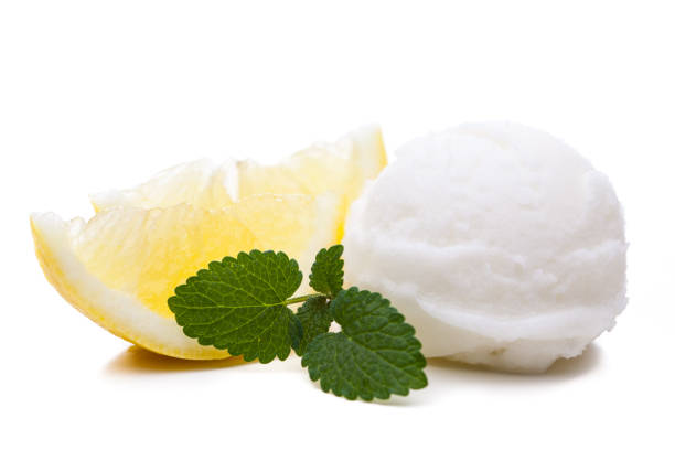 helado de limón con cuña de limón y menta - lemon ice cream fotografías e imágenes de stock