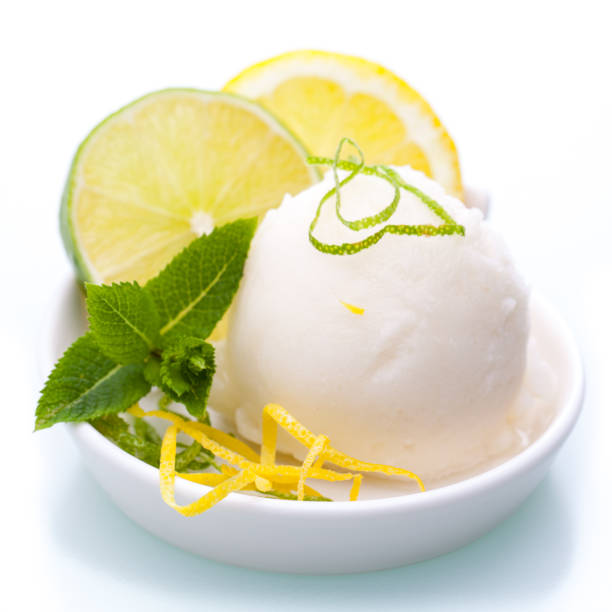 singola ciotola di gelato al limone isolato su sfondo bianco - scoop in front of portion colors foto e immagini stock