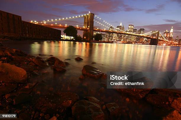 브루클린 브리지 야간에만 가로등에 대한 스톡 사진 및 기타 이미지 - 가로등, 강, 강둑