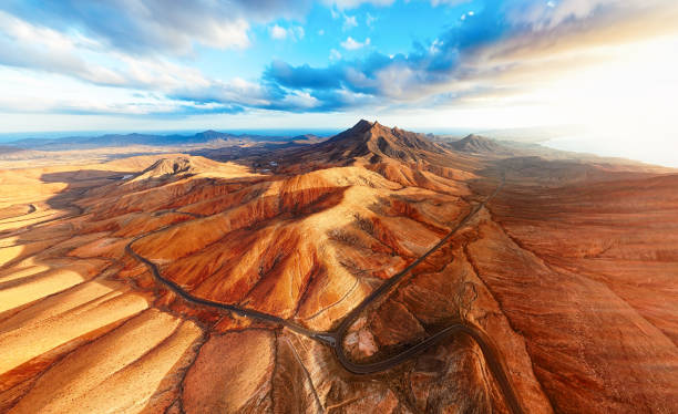 sonnenuntergang über der wüste landschaft von fuerteventura, kanarische inseln - fuerteventura stock-fotos und bilder