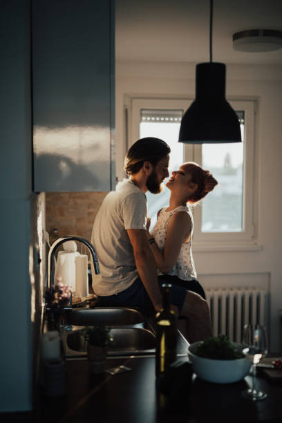 casal romântico na cozinha - house kissing women residential structure - fotografias e filmes do acervo