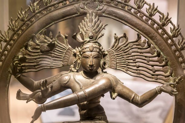 escultura de nataraja, senhor da dança, nova deli, índia - shiva nataraja dancing indian culture - fotografias e filmes do acervo