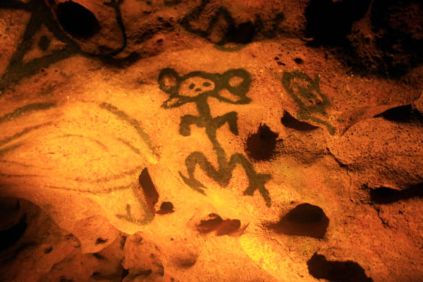 caverna com desenhos antigos - cueva de las maravillas. república dominicana - prehistoric art fotos - fotografias e filmes do acervo