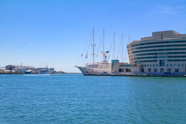 ver en el world trade center barcelona ubicado en la costa del mar mediterráneo del port vell. barcelona, españa - 02 de mayo de 2016. - port de barcelona catalonia spain barcelona city fotografías e imágenes de stock