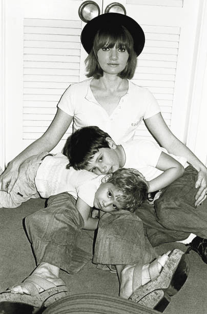 cute family of the seventies in playful pose - happy kid flash imagens e fotografias de stock