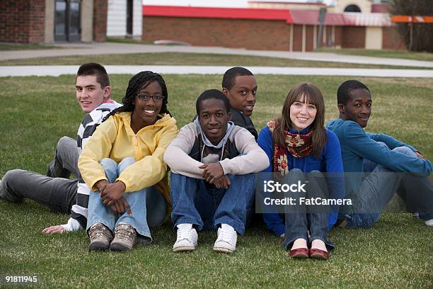 Adultos Jóvenes Foto de stock y más banco de imágenes de 18-19 años - 18-19 años, 20 a 29 años, 20-24 años