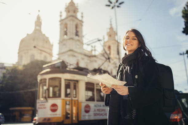 유럽 metropola에서 멋진 석양을 감탄. europe.female 관광 대성당 다 estrella 리스본에서 유명한 28 전차 앞에 여행 - lisbon portugal 뉴스 사진 이미지