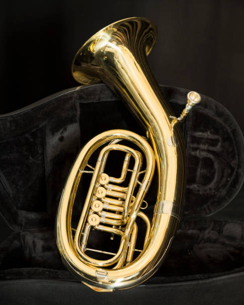 strumento in ottone baritono con valvole in cassa scura - musical instrument close up wind instrument brass instrument foto e immagini stock