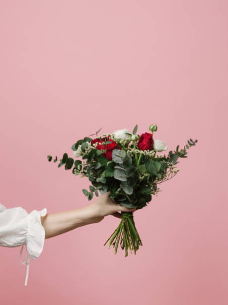 foto frau mit schönen blumenstrauß der blumen-rosen rosa hintergrund - single flower flash stock-fotos und bilder