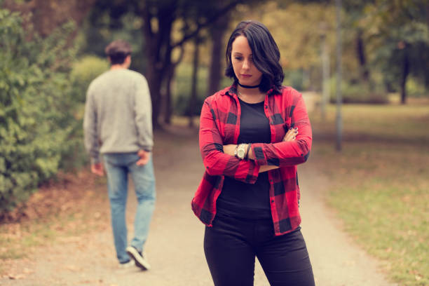 bella mujer esperando novio al aire libre. amor o concepto de la ruptura. - human relationship fotografías e imágenes de stock