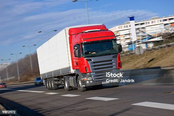 Foto de Caminhão Dirigindo Rápido Vermelho e mais fotos de stock de Caminhão - Caminhão, Carregamento - Frete, Contêiner de carga