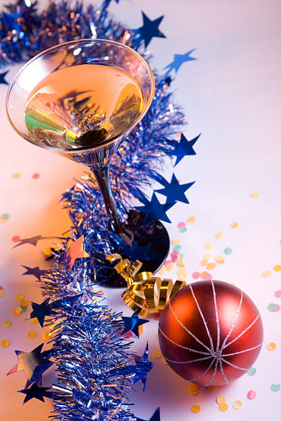 décorations de noël et de verre à martini - ribbon curled up hanging christmas photos et images de collection