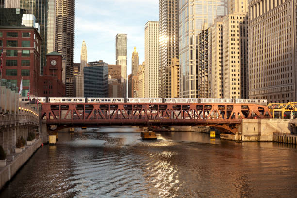 trem sobre o rio chicago, na rua de poços - trem elevado - fotografias e filmes do acervo