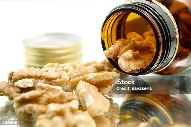 Foto de Amendoins Na Caixa De Comprimidos e mais fotos de stock de Alimentação Saudável - Alimentação Saudável, Amendoim - Noz, Caixa de Luz
