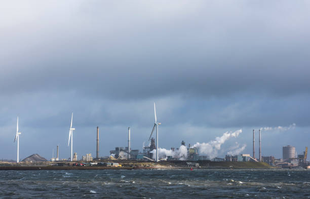 tata steel and wind mills ijmuiden - ijmuiden imagens e fotografias de stock