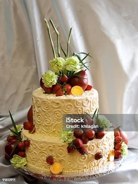 Hermoso Pastel Con Frutas Frescas Y Flores Foto de stock y más banco de imágenes de Al horno - Al horno, Alcorza, Arreglo floral