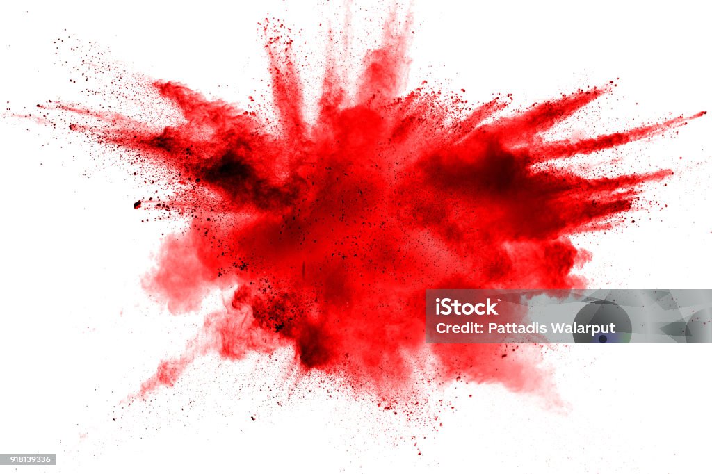 polvere rossa astratta spruzzata su sfondo bianco. Esplosione di polvere rossa su sfondo bianco. Congelamento del movimento delle particelle rosse spruzzare. - Foto stock royalty-free di Rosso