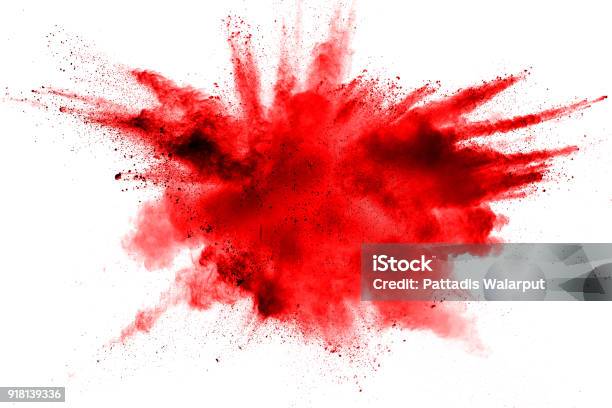 Polvere Rossa Astratta Spruzzata Su Sfondo Bianco Esplosione Di Polvere Rossa Su Sfondo Bianco Congelamento Del Movimento Delle Particelle Rosse Spruzzare - Fotografie stock e altre immagini di Rosso