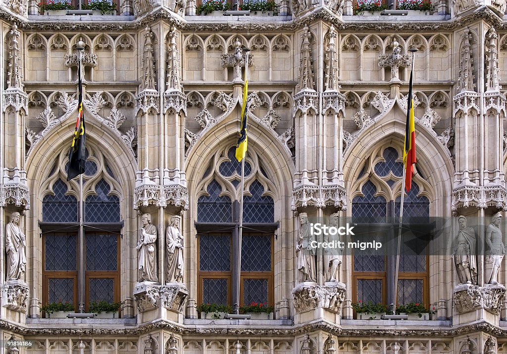 Ventanas neogóticas con banderas - Foto de stock de Antiguo libre de derechos