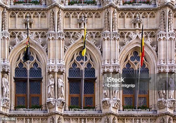 Ventanas Neogóticas Con Banderas Foto de stock y más banco de imágenes de Antiguo - Antiguo, Arquitectura, Ayuntamiento