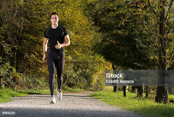 Foto de Correndo Na Natureza e mais fotos de stock de 20-24 Anos - 20-24 Anos, Adulto, Aspiração